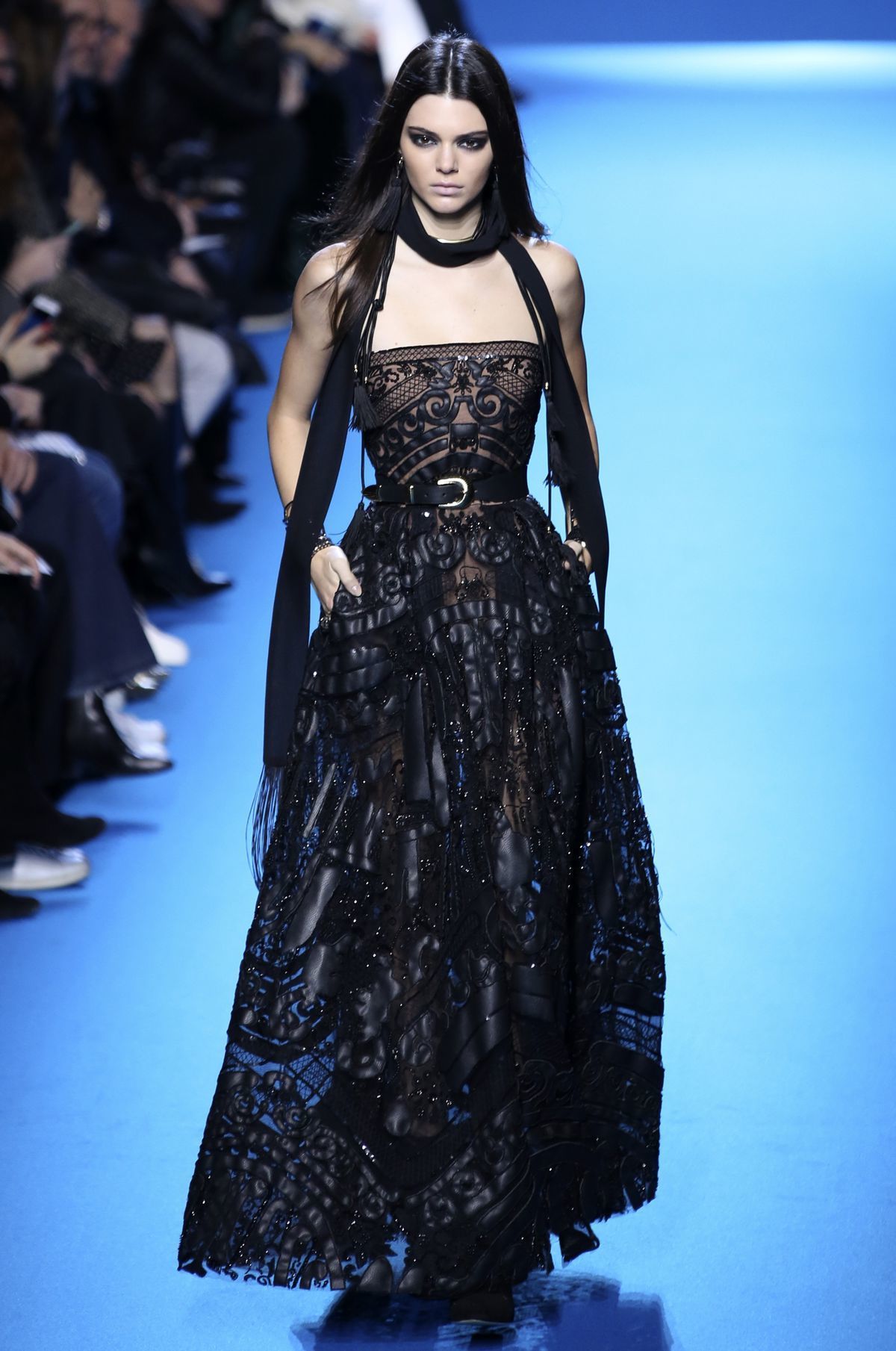 Modelka Kendall Jenner v kreácii z kolekcie...