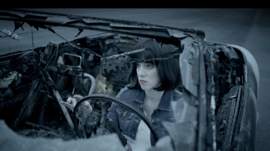 Monika Hilmerová v klipe skupiny No Name "Život".