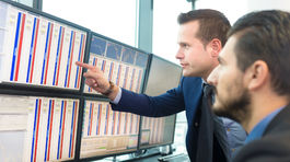 Akciám odzváňa. Prečo investori hľadajú iné možnosti?