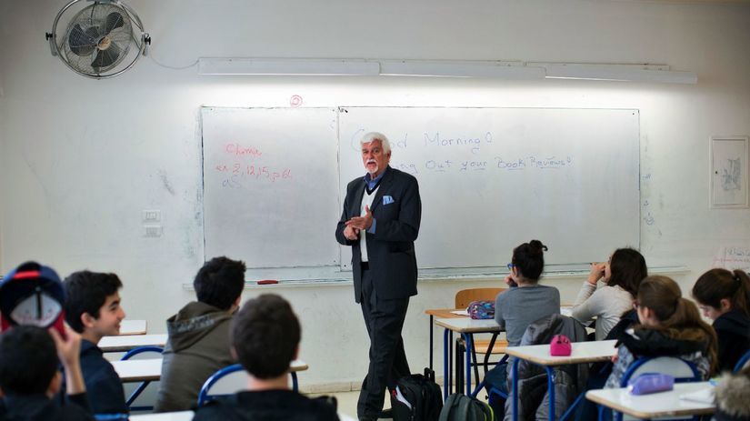 Američan Thomas Webber učí angličtinu študentov...