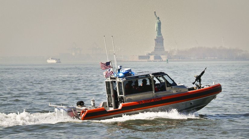 Pobrežná stráž na newyorskej rieke Hudson...