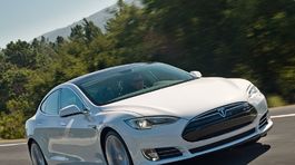 Tesla S dostala v Singapure pokutu 9 990 eur. Za emisie!