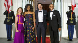 Obama US Americký prezidentský pár Barack Obama (vpravo) a jeho manželka Michelle Obama (druhá zľava) pózujú s kanadským predsedom vlády Justinom Trudeau a jeho manželkou Sophie Grégoire Trudeau.