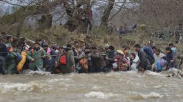 Migranti v Grécku obišli hraničný plot a prenikli do Macedónska