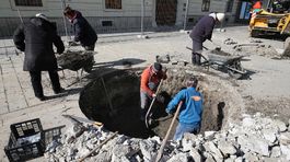 Za úhyn stromov na Františkánskom námestí môže betón