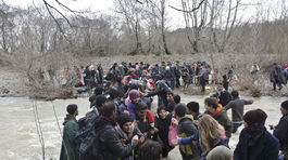 Dobrovoľníci v Grécku nabádajú utečencov ilegálne prekročiť hranice