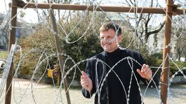 Za žiletkovým plotom Hlina zostal sám