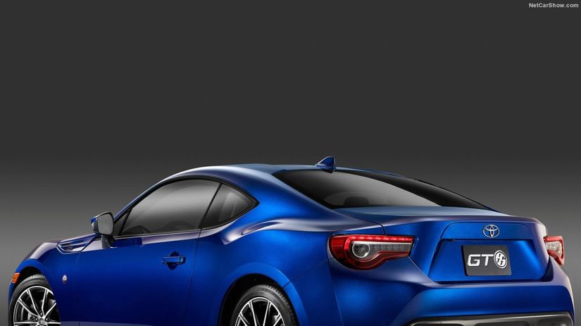 Vzadu došlo len k retušiam. Nová je opäť...