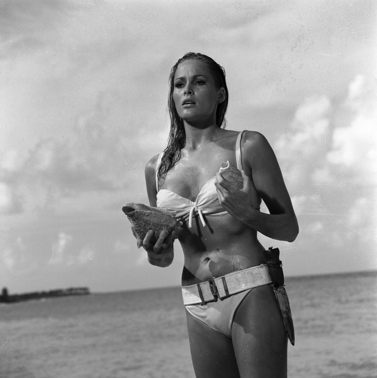 Herečka Ursula Andress na zábere z filmu Dr. No...
