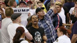 Z Trumpovho mítingu vyviedli demonštranta, došlo aj na päste