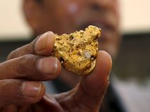 Austrálsky zlatokop našiel hrudu zlata...