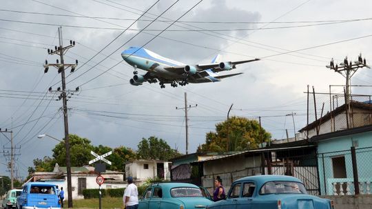 Lietadlo Air Force One s rodinou Obamovcov...