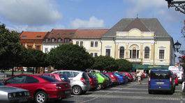 Pri daniach ustúpil Smer aj pravica