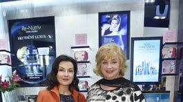 Beáta Dubasová (vľavo) a moderátorka Nora Beňačková. 