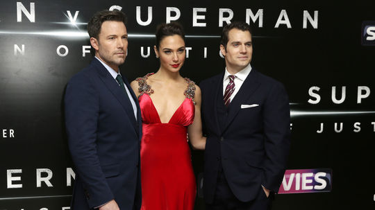Zľava: Herci Ben Affleck, Gal Gadot a Henry...