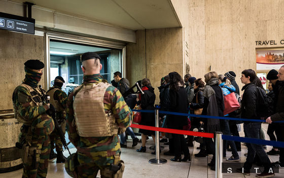 Pri vchodoch do metra hliadkuje polícia, ktorá...