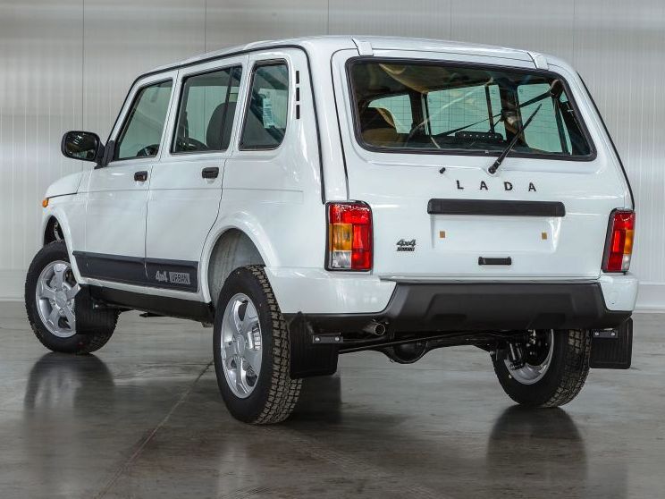 V porovnaní s krátkou Nivou, bola 5-dverová...