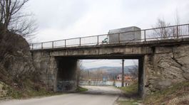 Z mosta v Strečne padajú betónové kusy