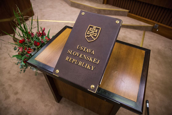 Poslanecký sľub sa skladá tak, že po verejnom...