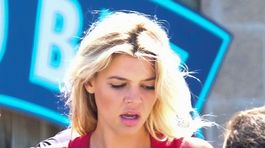 Zips už kypré prsia DiCapriovej ex dlhšie neudrží!