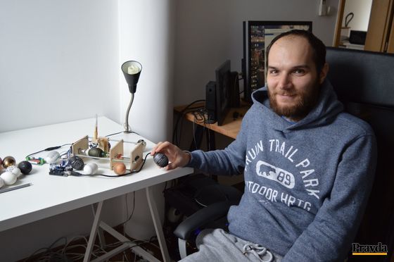 Zostrojenie robota na maľovanie vajec trvalo...