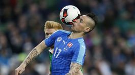 Marek Hamšík sa snaží spracovať si loptu pred...