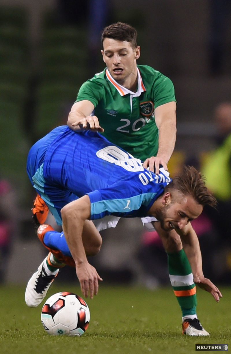 Wes Hoolahan sa snaží zastaviť Dušana Šventa.