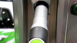 Poliaci sa snažia odstrihnúť od ruskej ropy, iná je však drahšia