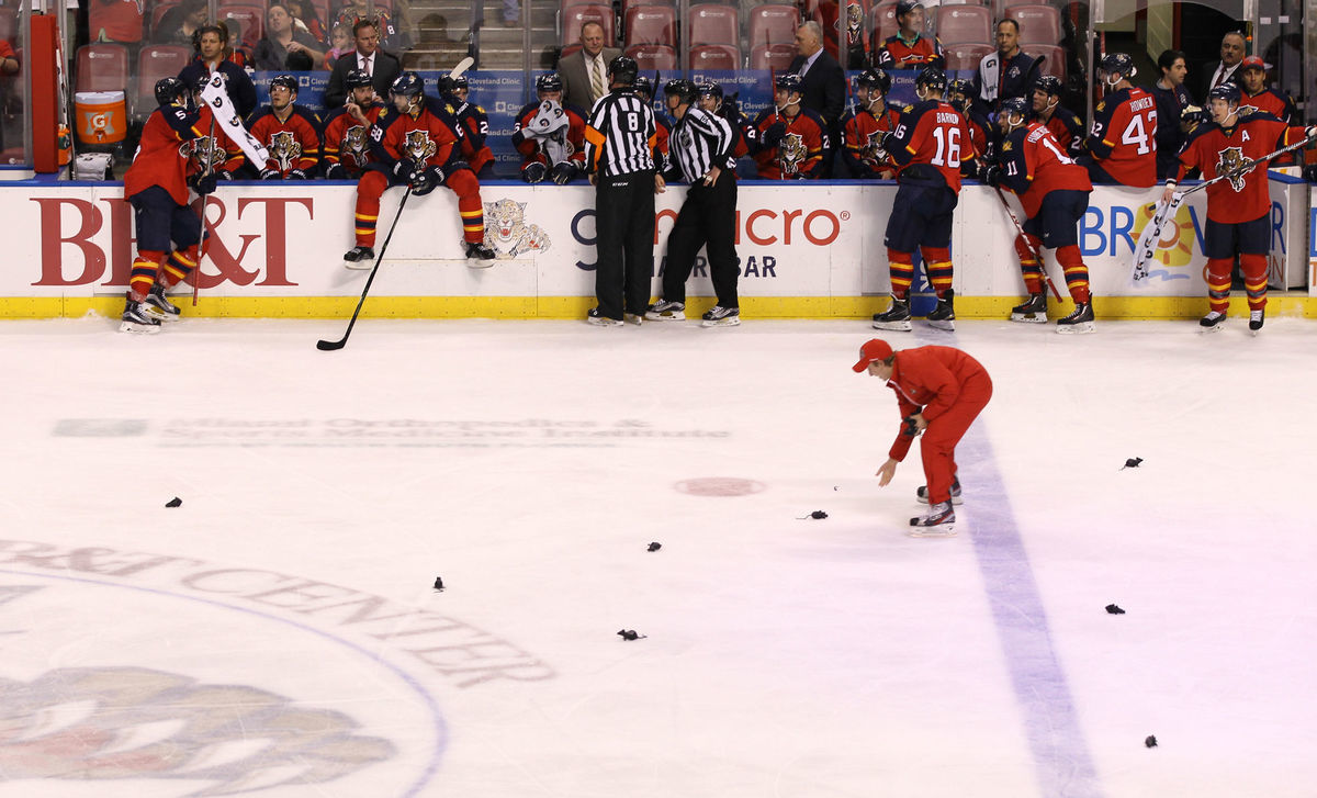 Umelé potkany na ľade Floridy Panthers počas...