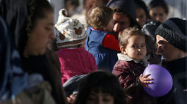 Migranti v Grécku strhli plot a opúšťajú utečenecký tábor