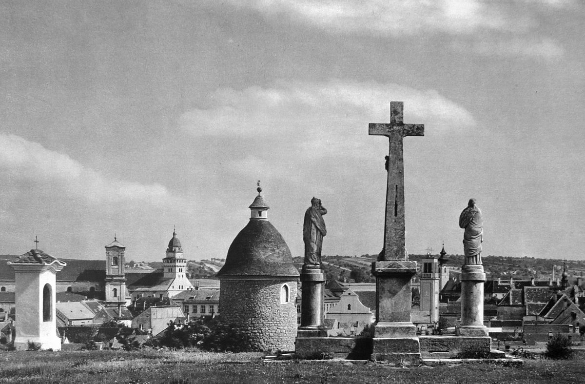 Skalica, v popredí románska rotunda.