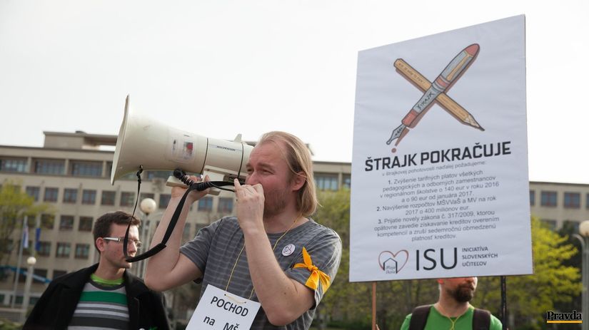 Zástupca Iniciatívy učiteľov Vladimír Crmoman...