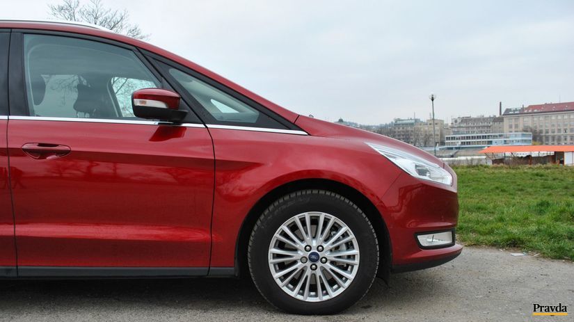 Automobil pri pohľade z vonkajšej strany pôsobí...