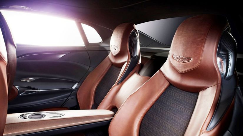 Štvorčlenná posádka sedí v individuálnych...