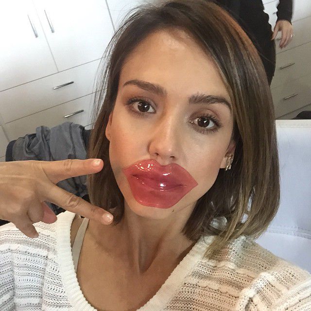 Jessica Alba s makou na perách.