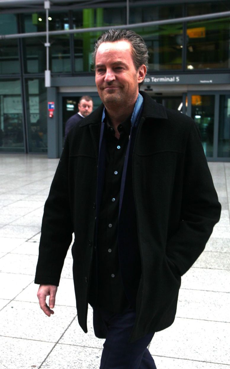 Matthew Perry na londýnskom letisku.