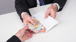 Desaťtisícom ľudí sa zvýšia odvody a klesne im plat 