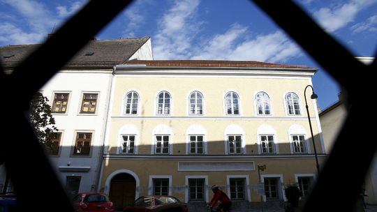 Začala sa prestavba Hitlerovho rodného domu: Plní po rokoch rakúska vláda nacistovo želanie?
