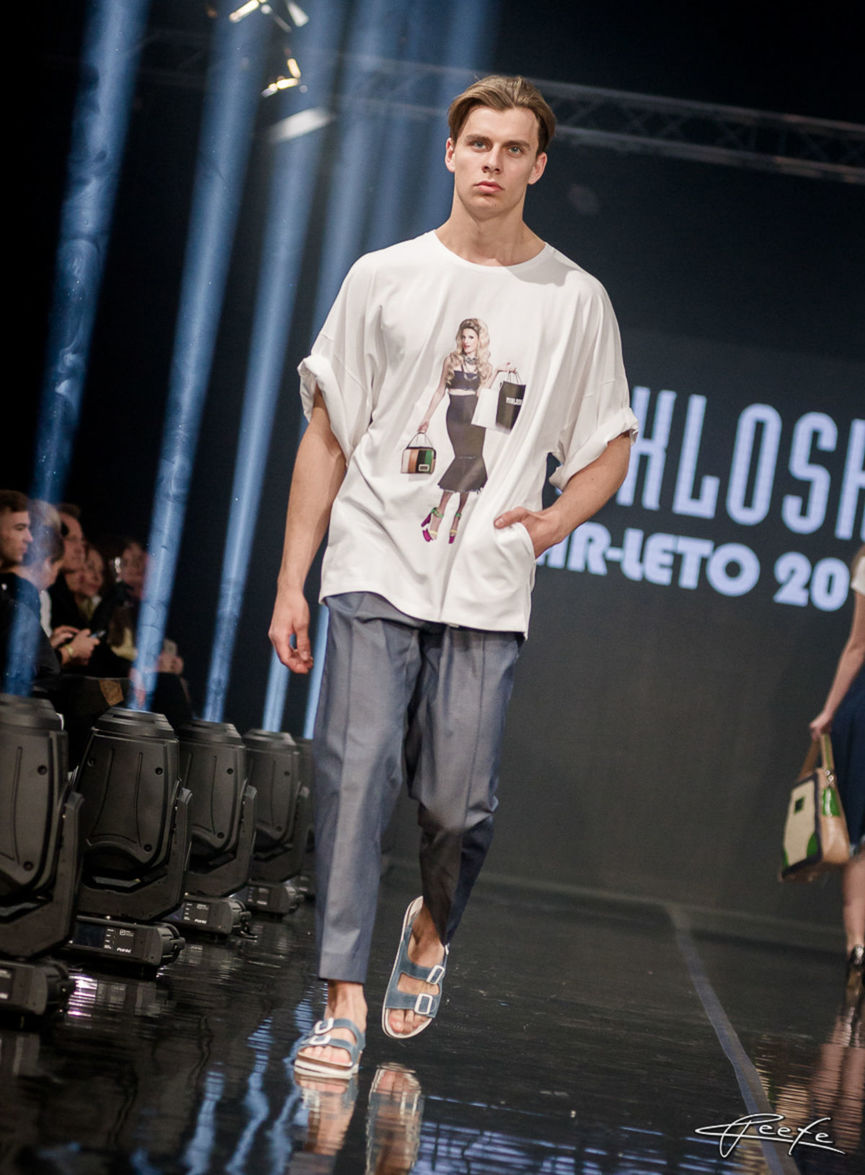 Model v tričku s potlačou moderátorky Adely...