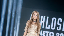 Modelka v kreácii z kolekcie jar-leto 2016 od dizajnéra Fera Mikloška (Miklosko Fashion Design).
