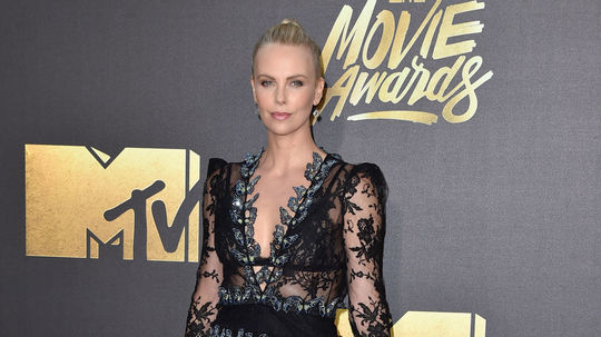 Herečka Charlize Theron pútala pozornosť v...