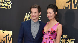 Herec Adam DeVine a jeho partnerka - herečka Chloe Bridges.