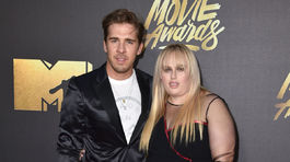Herecká dvojica Hugh Sheridan (vľavo) a Rebel Wilson prišli spoločne.