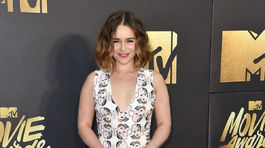 Herečka Emilia Clarke v šatách Miu Miu