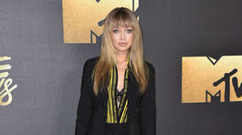 Modelka Gigi Hadid v kreácii Versace.