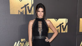 Modelka Kendall Jenner pútala pozornosť obuvou. 