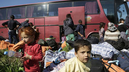Grécka polícia odváža migrantov od hraníc s Macedónskom