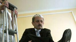 Ani politikov neobchádzajú choroby a úrazy 