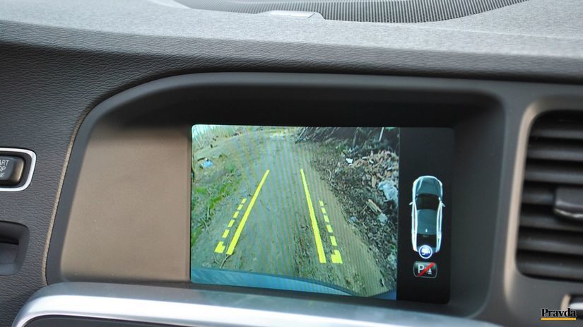Pri cúvaní pomáha kamera. Displej však trochu...