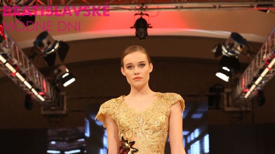 Modelka v kreácii od Alice Abraham. 